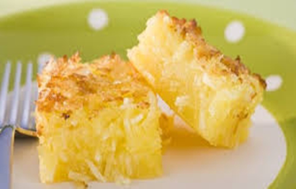 Ir para  <p>1 quilo de mandioca crua e ralada grossa;</p>

<p>5 ovos;</p>

<p>2 x&iacute;caras de a&ccedil;&uacute;car;</p>

<p>3 x&iacute;caras de leite;</p>

<p>100g de coco...