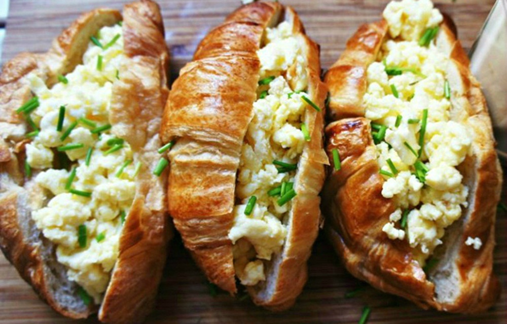 Ir para  <p><strong>P&atilde;ozinho com ovos mexidos e queijo</strong></p>

<ul>
	<li>3 a 4 p&atilde;es grandes (nata, leite, croissants);</li>
	<li>1 punhado de queijo...