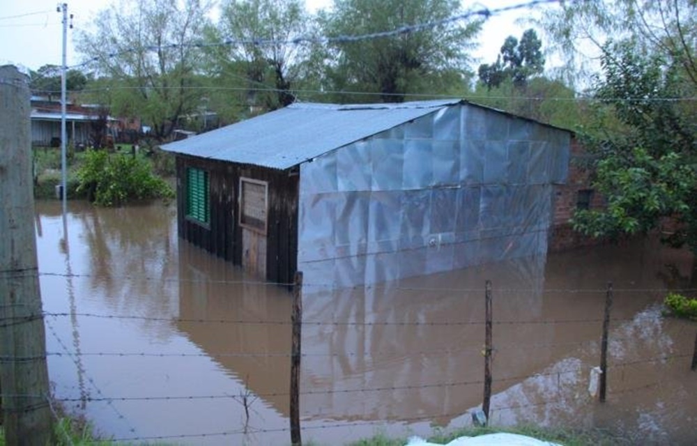 Ir para  <p>A forte chuva que atinge Santana do Livramento, na Fronteira Oeste do Rio Grande do Sul, desde a noite desse domingo deixou 25 fam&iacute;lias desalojadas. A informa&ccedil;&atilde;o foi confirmada nesta segunda-feira pelo...