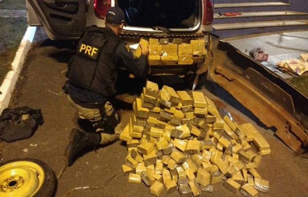 Ir para  <p>Cento e trinta e quatro quilos de maconha foram apreendidos durante a madrugada desta ter&ccedil;a-feira na BR 158, em Santana do Livramento, na Fronteira Oeste do Rio Grande do Sul. Segundo informa&ccedil;&otilde;es da...