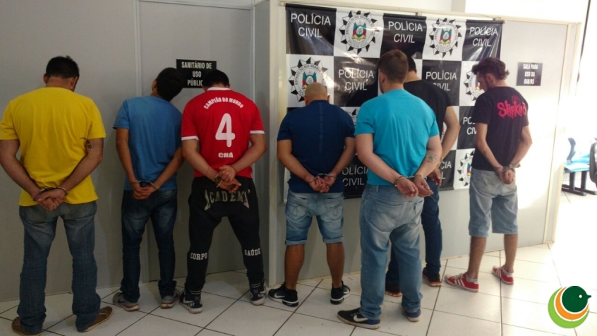 Ir para  <p><big>A Pol&iacute;cia Civil deflagrou nesta ter&ccedil;a-feira (11), a Opera&ccedil;&atilde;o N&ocirc;mades em Erechim. Cinco homens foram presos. Eles s&atilde;o suspeitos de participar de assaltos a banco,...