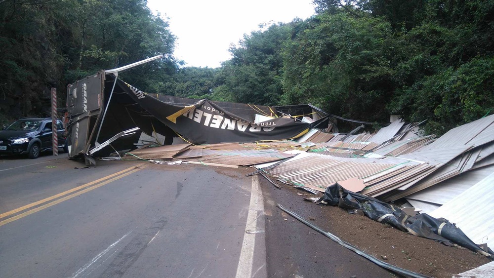 Ir para  <p>&nbsp;</p>

<p><big>Uma carreta carregada com papel&atilde;o, tombou na manh&atilde; deste domingo de P&aacute;scoa (16), na BR 153, em Severiano de Almeida. O condutor do ve&iacute;culo, que...