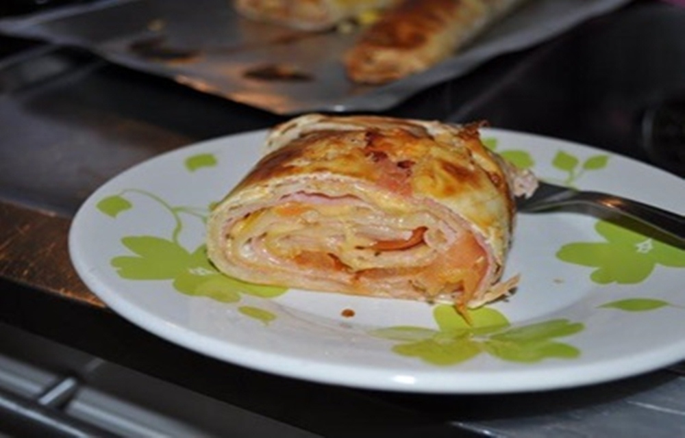 Ir para  <ul>
	<li>1 massa pronta para pastel;</li>
	<li>1 bandeija de queijo prato;</li>
	<li>1 bandeija de presunto;</li>
	<li>1 tomate sem semente;</li>
	<li>Sal, or&eacute;gano e 1...