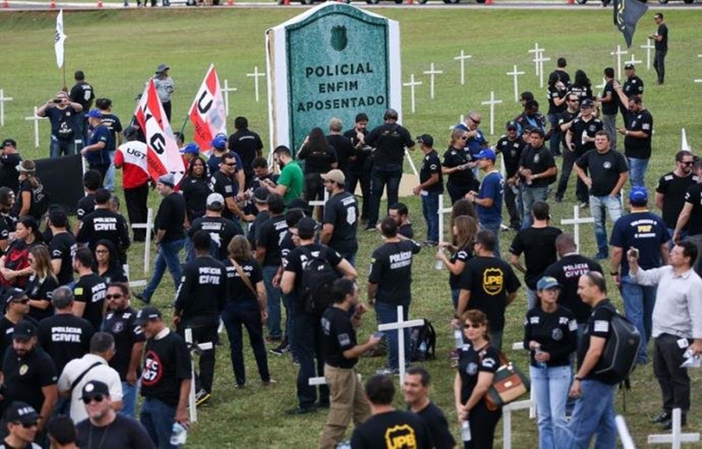 Ir para  <p>Protesto de policiais civis contra a reforma da Previd&ecirc;ncia provoca tumulto e quebra-quebra no pr&eacute;dio do Congresso Nacional nesta ter&ccedil;a-feira. Eles tentaram entrar no pr&eacute;dio da C&acirc;mara...