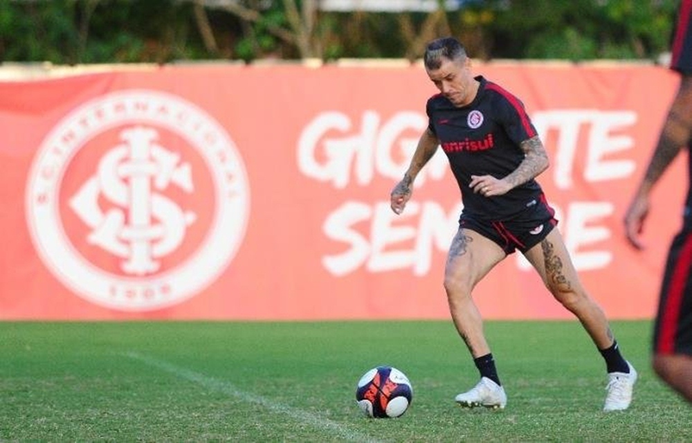 Ir para  <p>O Inter tem duas baixas importantes &nbsp;para a partida de volta contra o Corinthians, nesta quarta-feira, pela Copa do Brasil. No treinamento da manh&atilde; desta ter&ccedil;a-feira, no CT Parque Gigante, o argentino...