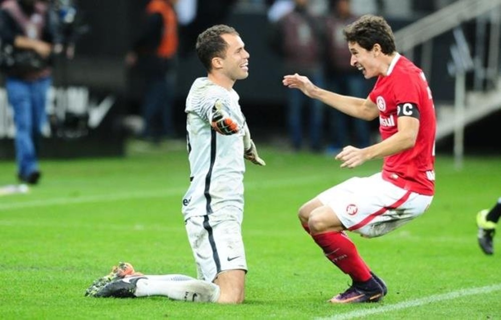 Ir para  <p>Marcelo Lomba brilhou. O goleiro colorado, que na partida no Beira-Rio, j&aacute; havia se destacado, na noite desta quarta-feira calou a Arena Corinthians. Defendeu duas cobran&ccedil;as de p&ecirc;naltis, na...