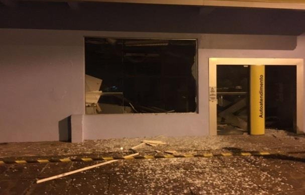 Ir para  <p><big>Criminosos explodiram durante a madrugada desta sexta-feira uma ag&ecirc;ncia banc&aacute;ria em Boqueir&atilde;o do Le&atilde;o, no Vale do Rio Pardo. Segundo informa&ccedil;&otilde;es da Brigada...