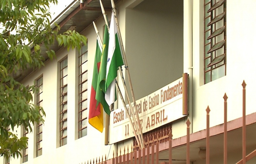 Ir para  <p>Ap&oacute;s in&uacute;meros casos de invas&atilde;o de m&atilde;es de alunos, que agrediram estudantes e professores, as aulas na Escola Municipal de Ensino Fundamental 11 de Abril, de Erebango, foram...