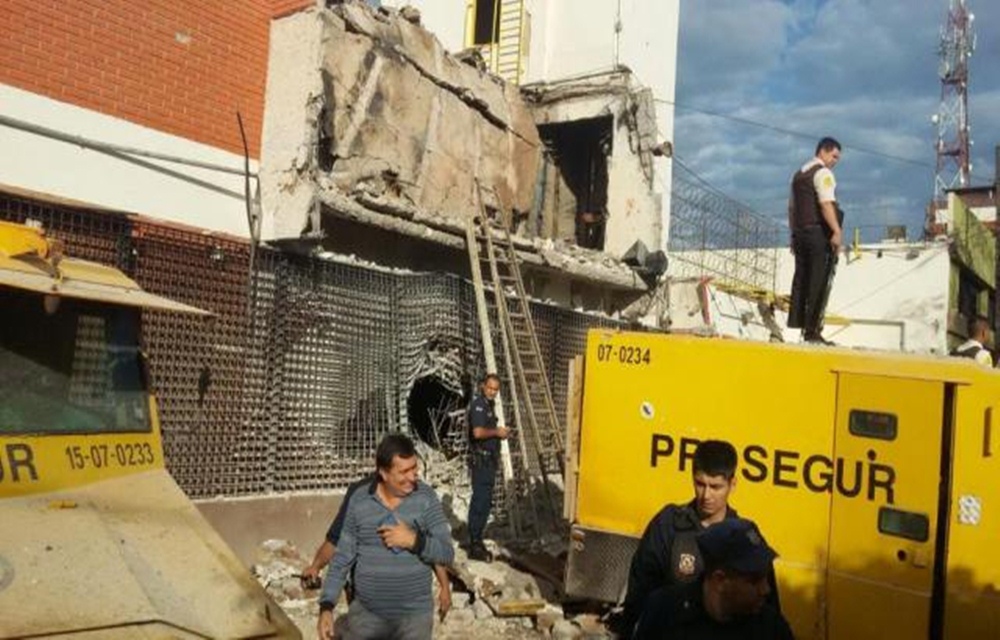 Ir para  <p>Policiais brasileiros conseguiram recuperar, nesta ter&ccedil;a-feira, parte do dinheiro roubado da transportadora de valores Prosegur, em Ciudad del Este, no Paraguai, ocorrido na madrugada de segunda-feira. O montante recolhido...