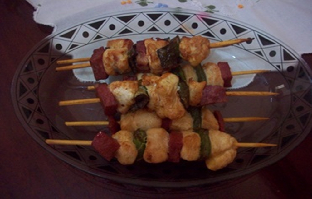 Ir para  <ul>
	<li>2 peitos de frango desossados;</li>
	<li>300 g de mortadela em peda&ccedil;os;</li>
	<li>1 piment&atilde;o verde grande;</li>
	<li>1 saz&oacute;n verde...