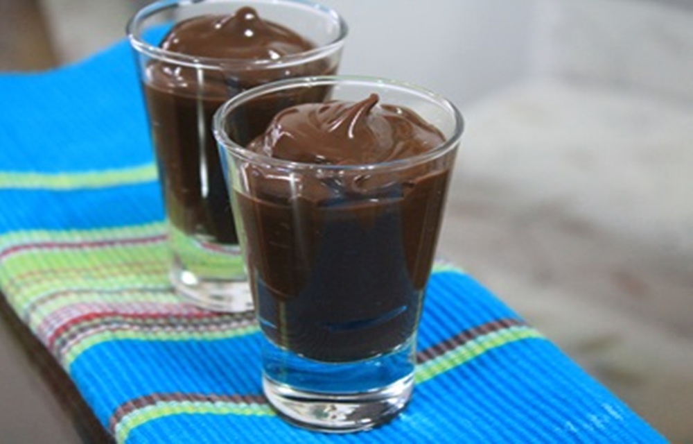 Ir para  <ul>
	<li>500 ml de leite;</li>
	<li>1 lata de leite condensado;</li>
	<li>1 gema;</li>
	<li>4 colheres de amido de milho;</li>
	<li>1 x&iacute;cara de achocolatado em...