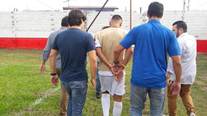 Ir para  <p><big>Agentes da 2&ordf; Delegacia de Pol&iacute;cia de Porto Alegre prenderam na tarde desta quarta-feira um jogador do Sapucaiense, suspeito de ser integrante de uma quadrilha de assaltantes. O atleta de 21 anos estava no...