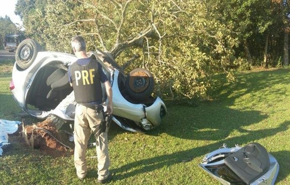 Ir para  <p>Sozinho no ve&iacute;culo, o homem que morreu na tarde de hoje ao perder o controle de um Renault Sandero alugado, na BR-290, tinha 10 mil d&oacute;lares e R$ 25 mil reais em esp&eacute;cie dentro das meias &ndash; em um...