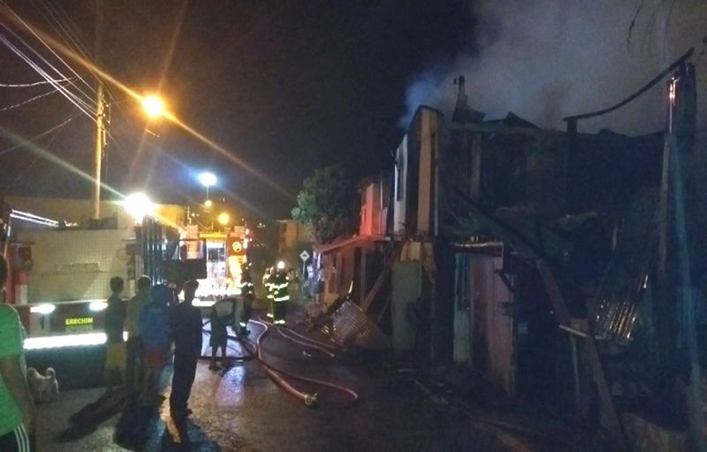 Ir para  <p>Um inc&ecirc;ndio de causas ainda desconhecidas destruiu duas casas que abrigavam quatro moradias, na rua Santa B&aacute;rbara, no Bairro Cristo Rei, em Erechim.</p>

<p>O inc&ecirc;ndio come&ccedil;ou por...