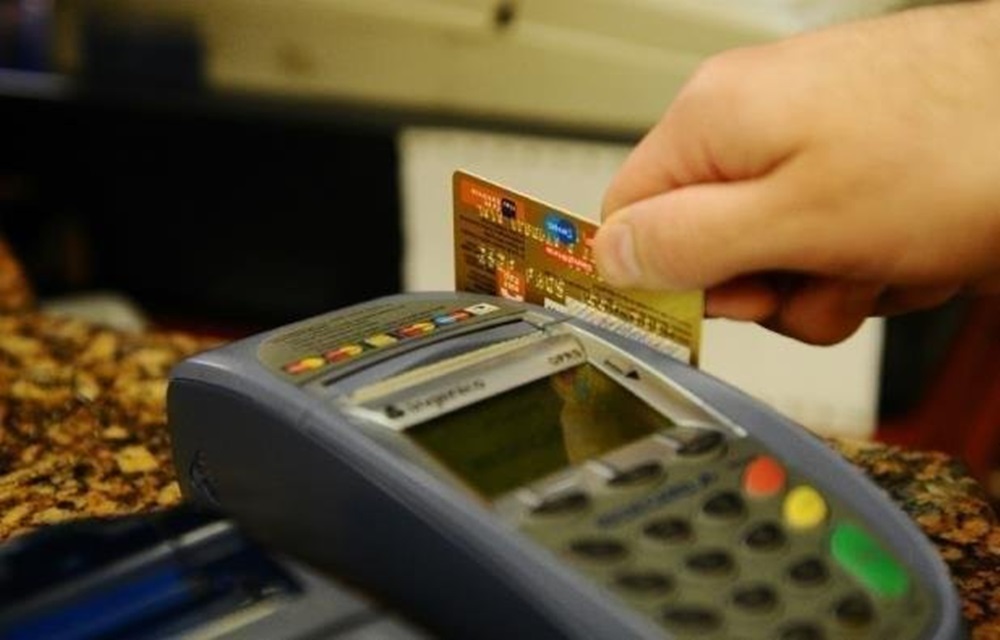 Ir para  <p>O n&uacute;mero de consumidores inadimplentes caiu, segundo pesquisa da Confedera&ccedil;&atilde;o Nacional de Dirigentes Lojistas (CNDL) e do Servi&ccedil;o de Prote&ccedil;&atilde;o ao Cr&eacute;dito (SPC...