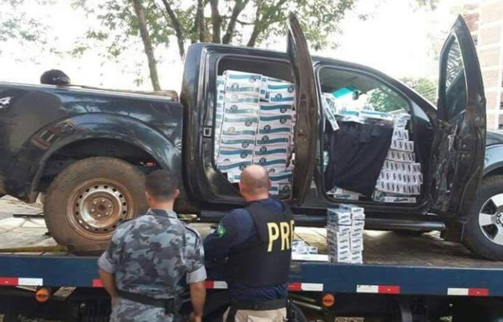 Ir para  <p>Um homem foi preso e 28 mil ma&ccedil;os de cigarros contrabandeados apreendidos, nesta quarta-feira, na BR&nbsp;386 em Frederico Westphalen. A pris&atilde;o ocorreu ap&oacute;s a Brigada Militar e a Pol&iacute;cia...