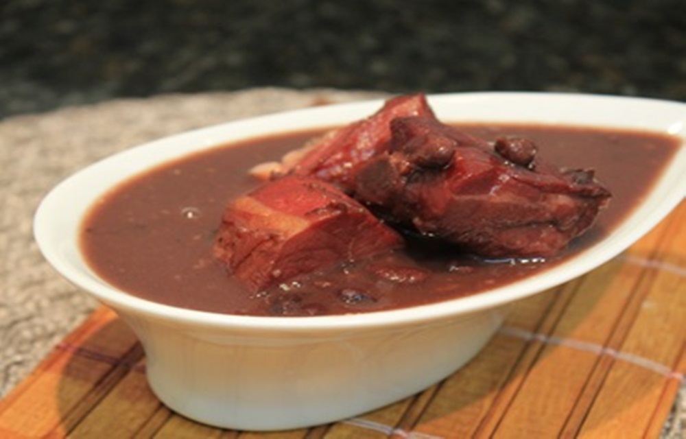 Ir para  <ul>
	<li>200 g de lombo congelado;</li>
	<li>100 g de carne magra;</li>
	<li>150 g de feij&atilde;o preto;</li>
	<li>Louro a gosto;</li>
	<li>Cheiro verde picado a...