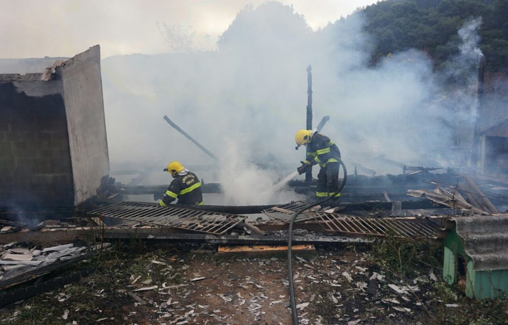 Ir para  <p>Uma casa de madeira foi destru&iacute;da na tarde desta ter&ccedil;a-feira(16) na Linha Santa Terezinha , na regi&atilde;o de divisa dos munic&iacute;pios de Erechim e Aratiba. Os bombeiros de Erechim e Aratiba foram...
