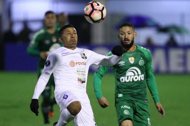 Ir para  <p><big>Uma virada incr&iacute;vel. At&eacute; os 44 minutos do segundo tempo, a Chapecoense perdia para o Zulia na Arena Cond&aacute;, na noite desta ter&ccedil;a-feira. Mas o time n&atilde;o desistiu e fez dois...