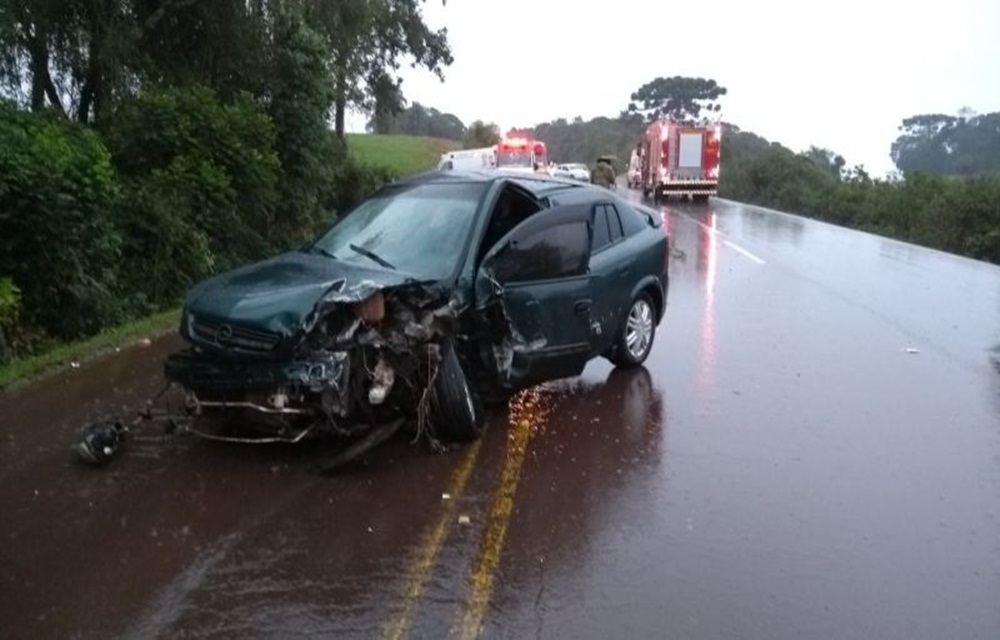 Ir para  <p>O condutor de um autom&oacute;vel de Get&uacute;lio Vargas sofreu ferimentos graves em uma colis&atilde;o frontal com um autom&oacute;vel de Erechim.</p>

<p>Uma mulher e duas crian&ccedil;as que estavam...