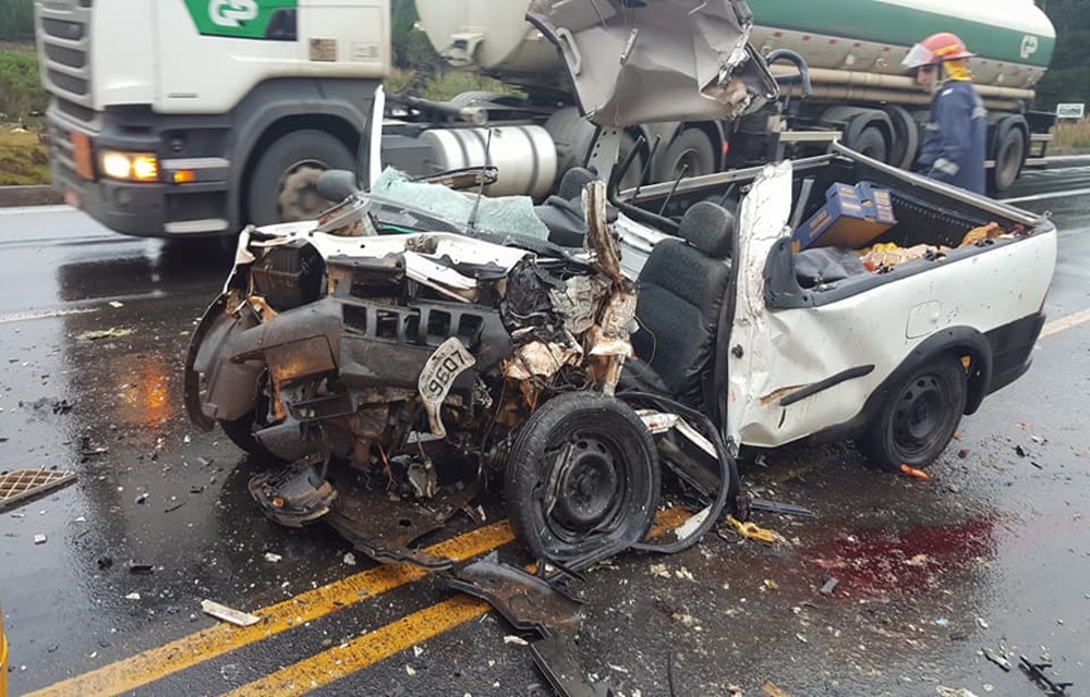 Ir para  <p>Um grave acidente de tr&acirc;nsito registrado por volta das 8 horas da manh&atilde; desta quarta-feira (24), vitimou um jovem morador de Xanxer&ecirc; na BR-153. Pablo Felipe In&aacute;cio da Silva de 22 anos, estava em...