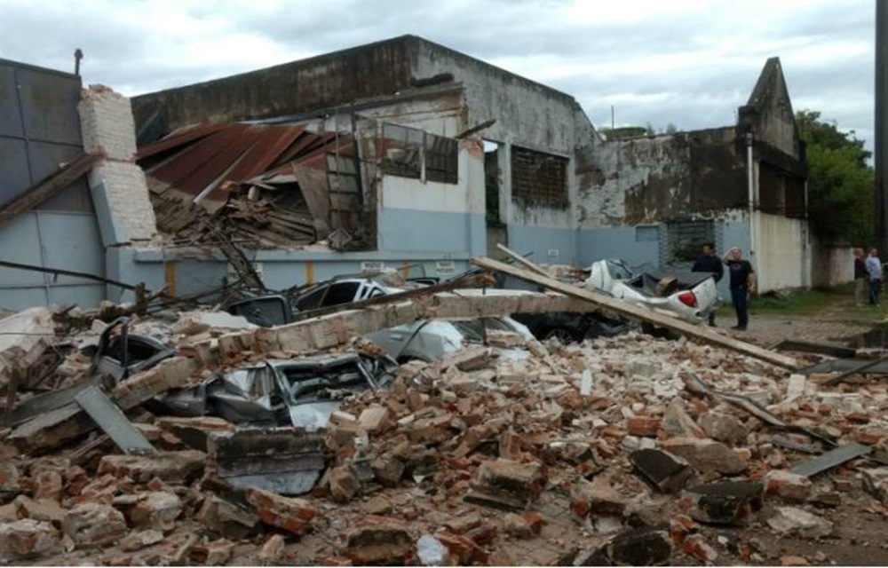 Ir para  <p>Parte de um pr&eacute;dio abandonado localizado na&nbsp;rua Comendador Tavares, zona Norte de Porto Alegre, desabou, no come&ccedil;o da tarde desta quinta-feira, sobre quatro carros estacionados em frente do local. Os...