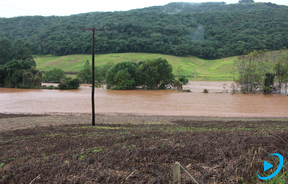 Ir para  <p><big>O grande volume de chuva registrado nos &uacute;ltimos dias em Viadutos e na regi&atilde;o provoca&nbsp;danos em estradas, lavouras e deixa&nbsp;comunidades isoladas no interior do munic&iacute;pio. Os rios...