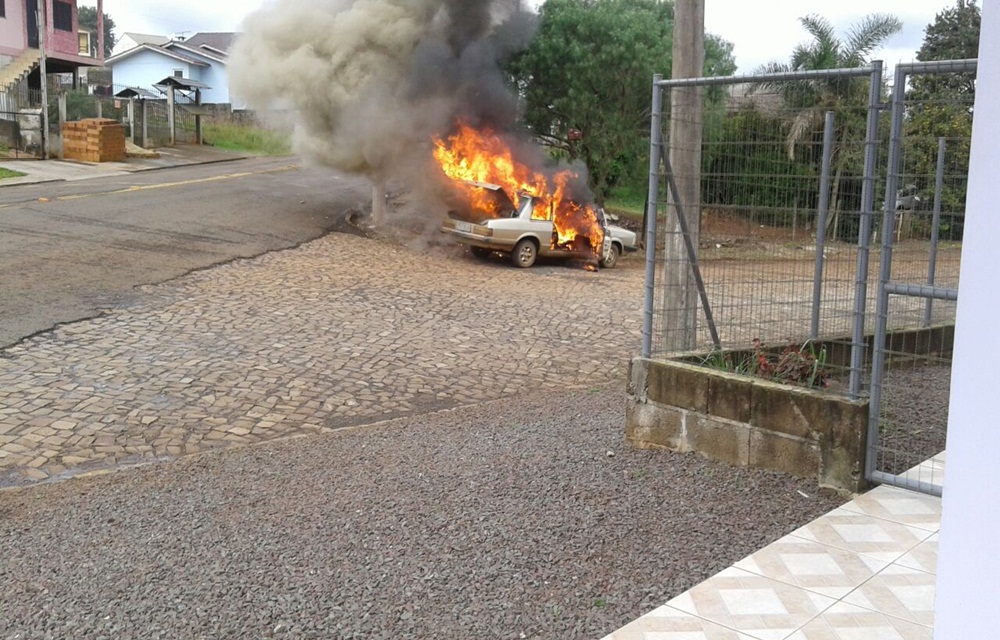 Ir para  <p>Duas pessoas foram indiciadas por inc&ecirc;ndio criminoso em Erechim, na tarde desta sexta-feira(2). Por conta de um desacordo comercial, dois homens, cujos nomes n&atilde;o foram divulgados, atearam fogo em um...