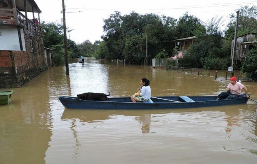 Ir para  <p>Mais de 5 mil pessoas seguem fora de casa em decorr&ecirc;ncia das chuvas no Rio Grande do Sul. Conforme boletim divulgado pela Defesa Civil Estadual no in&iacute;cio da manh&atilde; desta segunda-feira, subiu de 4,9 mil para...