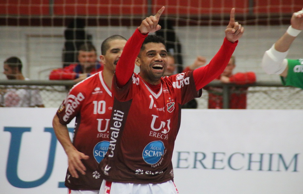 Ir para  <p>Um dia ap&oacute;s o Ypiranga sofrer com o aguaceiro que caiu durante seu jogo, foi a vez do Atl&acirc;ntico sentir os efeitos da forte umidade que tem acometido Erechim nos &uacute;ltimos dias. Em uma partida marcada por...