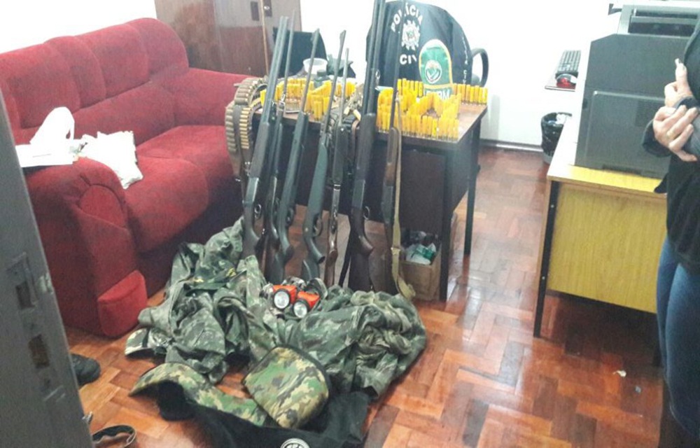 Ir para  <p>Uma investiga&ccedil;&atilde;o que durou 45 dias, feita pela Pol&iacute;cia Ambiental da Brigada Militar de Nonoai e da Pol&iacute;cia Civil de Planalto, culminou com a pris&atilde;o de tr&ecirc;s pessoas na...