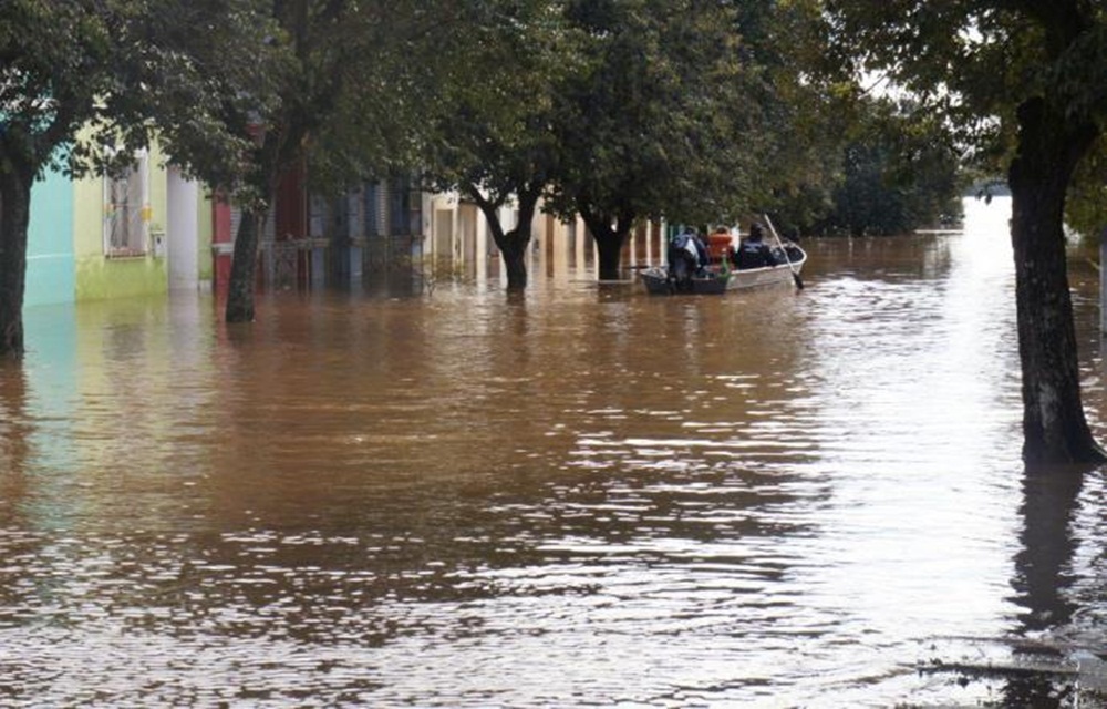 Ir para  <p>O n&uacute;mero de pessoas que est&atilde;o fora de casa devido &agrave;s chuvas no Rio Grande do Sul subiu de 5.146 para 6.309 conforme divulgou a Defesa Civil nesta ter&ccedil;a-feira. O &uacute;ltimo boletim...