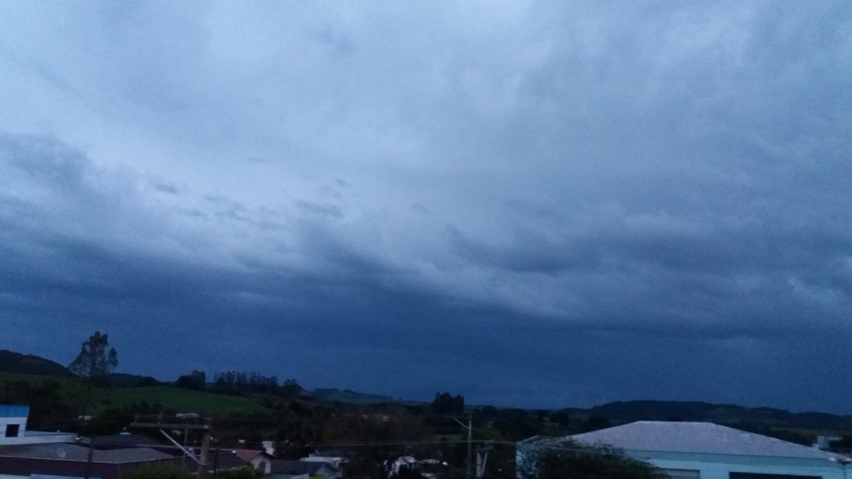 Ir para  <p><big>Temporal iniciou por volta de 05h30min desta madrugada, assustou a popula&ccedil;&atilde;o da regi&atilde;o e de Viadutos. Com rel&acirc;mpagos intermitentes, vento forte, granizo e na sequencia chuva intensa o...