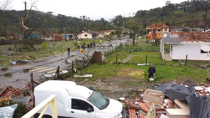 Ir para  <p><big>Por volta das 02:30 desta madrugada dia 08, aconteceu um tornado &nbsp;atingindo violentamente a Serra Gaucha &nbsp;mais precisamente a regi&atilde;o de Vila Oliva, Caxias do Sul.<br />
<br />
A...