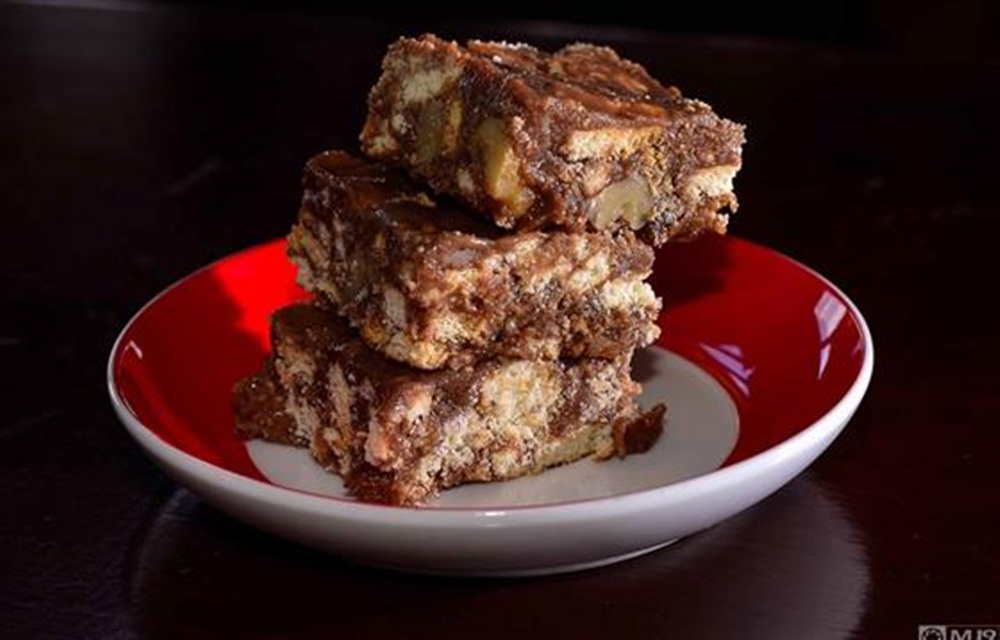 Ir para  <p>1 lata de leite condensado;</p>

<p>2 colheres bem cheias de chocolate em p&oacute;;</p>

<p>1 colher se sopa de margarina;</p>

<p>1 pacote de bolacha tipo maisena;</p>

<p>500...