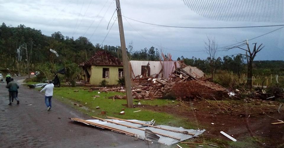Ir para  <p><big>Um vendaval atingiu a regi&atilde;o do Vale do Ca&iacute;, na madrugada desta quinta-feira (8), e provocou estragos no munic&iacute;pio de Marat&aacute;. Cerca de 40 casas foram destru&iacute;das, conforme...