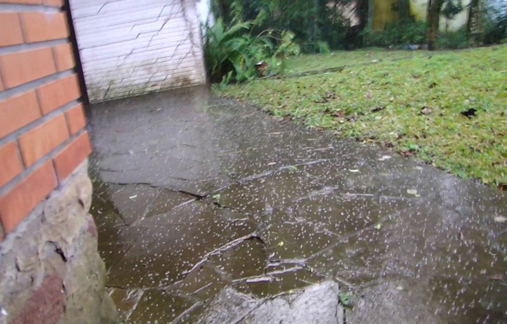 Ir para  <p>O munic&iacute;pio de Irani registrou na manh&atilde; desta sexta-feira um princ&iacute;pio de neve devido a queda brusca de temperatura. Segundo especialistas, trata-se de chuva congelada, que &eacute; quando a...