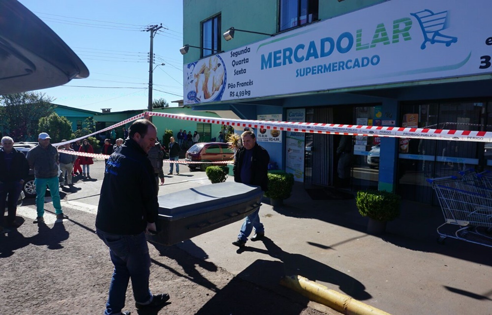 Ir para  <p>Na manh&atilde; deste s&aacute;bado (10), um jovem de 16 anos foi morto ao tentar assaltar um mercado, localizado na Av. Caldas Junior, bairro Boa Vista, em Erechim.</p>

<p>Segundo a pol&iacute;cia, o...