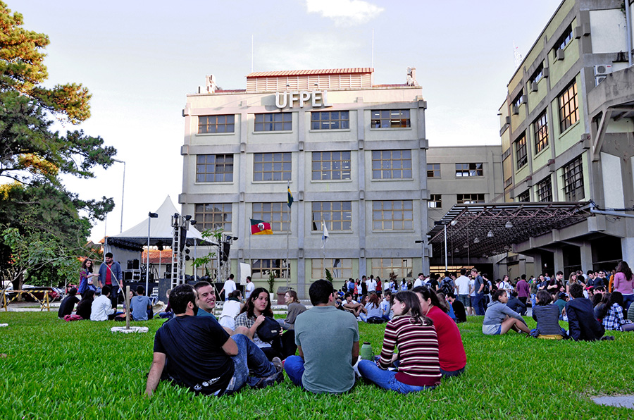 Ir para  <p><big>&Eacute; evidente a discrep&acirc;ncia entre a presen&ccedil;a de negros na sociedade brasileira e no ensino superior e o quanto as pol&iacute;ticas de acesso afirmativo v&ecirc;m contribuindo para a...