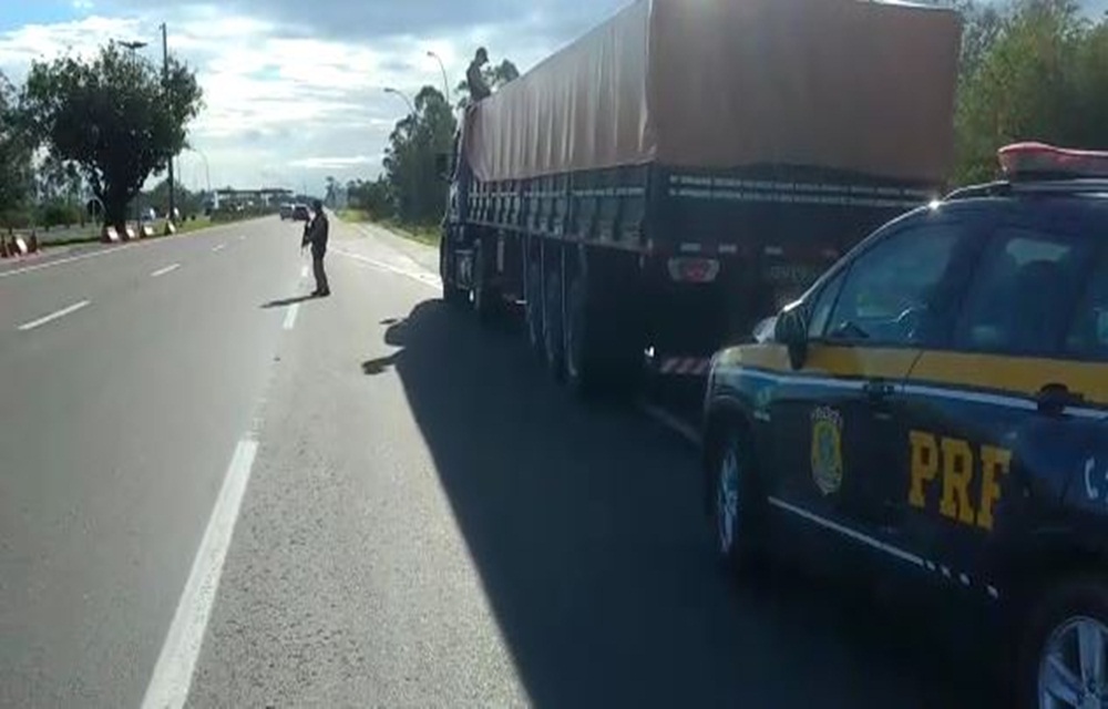 Ir para  <p>A Pol&iacute;cia Rodovi&aacute;ria Federal e a Receita Federal prenderam, na manh&atilde; desta segunda-feira, em Eldorado do Sul, um homem que conduzia uma carreta carregada com bebidas importadas e outras mercadorias que...