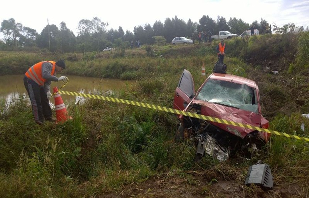 Ir para  <p>Um casal morreu na manh&atilde; desta segunda-feira(19), em um acidente de tr&acirc;nsito na RS 480, no trecho conhecido como Linha Sec&ccedil;&atilde;o 7 de Setembro, entre Erval Grande e S&atilde;o Valentim. O...