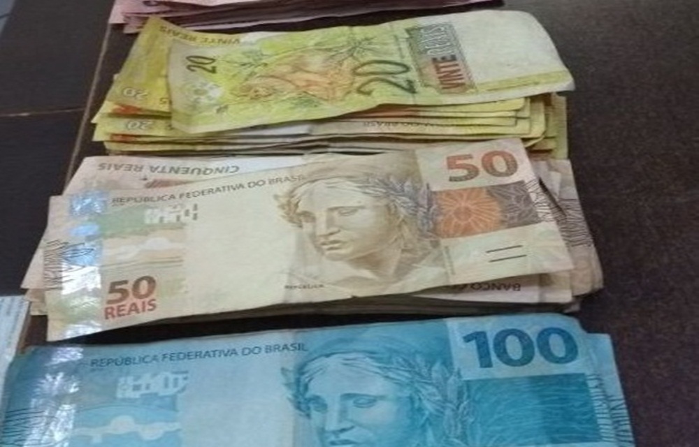 Ir para  <p>Policiais da Brigada Militar estouraram uma "boca de fumo" no bairro Cristo Rei, em Erechim. A a&ccedil;&atilde;o dos brigadianos foi no fim da tarde desta quarta-feira(21) e resultou na apreens&atilde;o de...