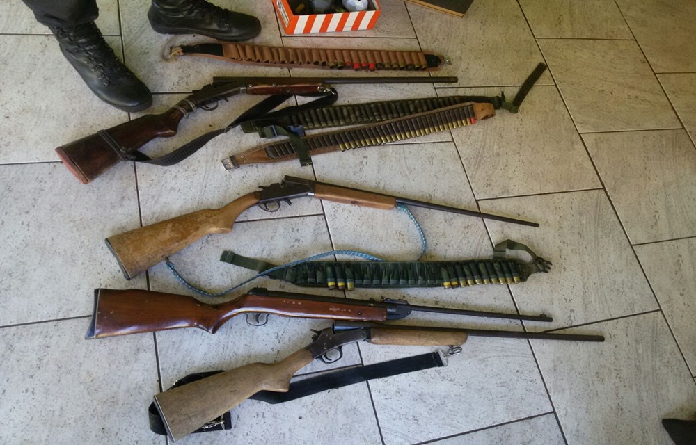 Ir para  <p>A Pol&iacute;cia Civil, com o apoio de policiais militares, cumpriu Mandado de Busca e Apreens&atilde;o de armas nesta quarta-feira(22), na localidade de Remanso do Tigre, em Barra do Rio Azul. Na casa de um agricultor,...