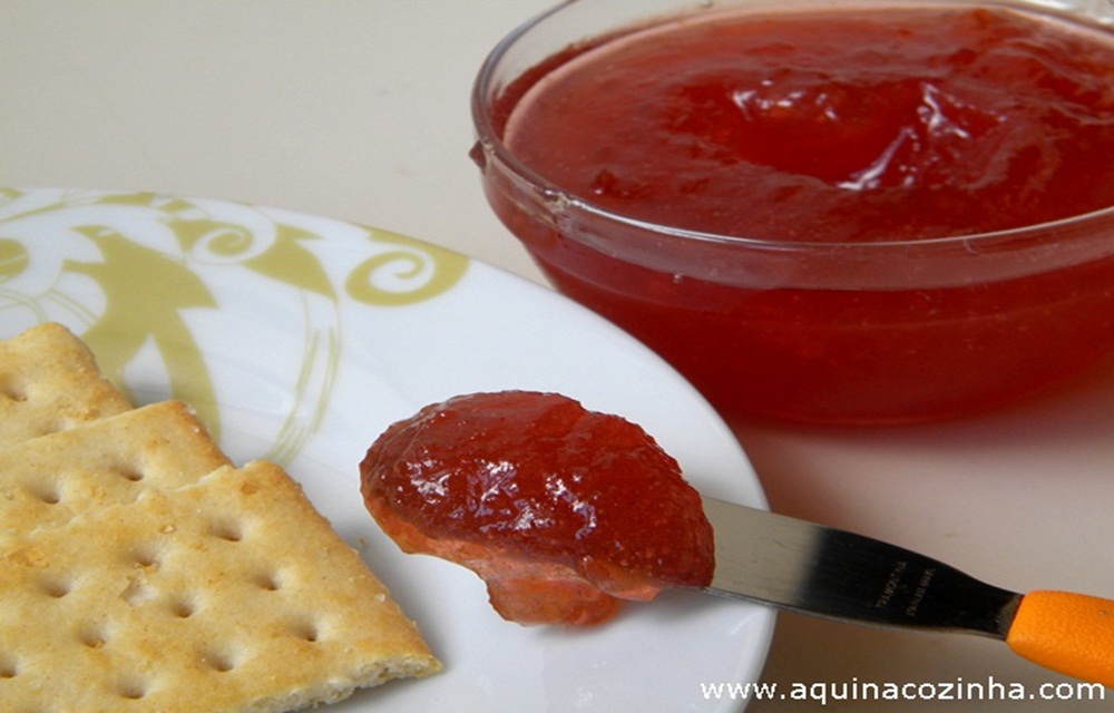Ir para  <p>Cascas de 4 ma&ccedil;&atilde;s;</p>

<p>1/2 x&iacute;cara (de ch&aacute;) de a&ccedil;&uacute;car;</p>

<p>2 colheres (de sopa) de suco de lim&atilde;o;</p>

<p>1 e...