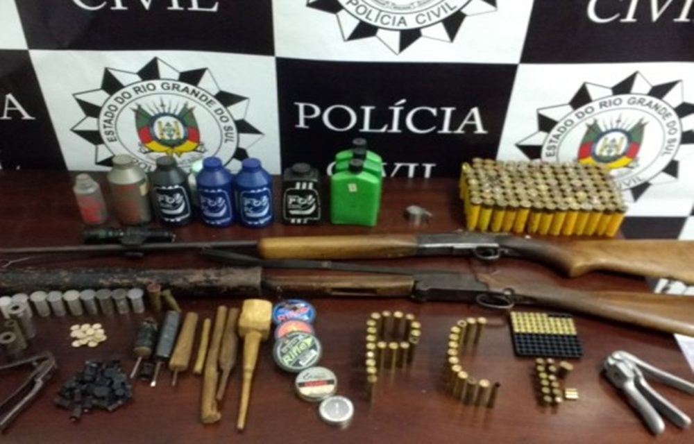 Ir para  <p>A Pol&iacute;cia Civil de &Aacute;urea, em cumprimento de mandado de busca e apreens&atilde;o expedido pelo PJ de Gaurama, apreendeu duas armas e grande quantidade de muni&ccedil;&atilde;o na casa de VM, 56 anos,...