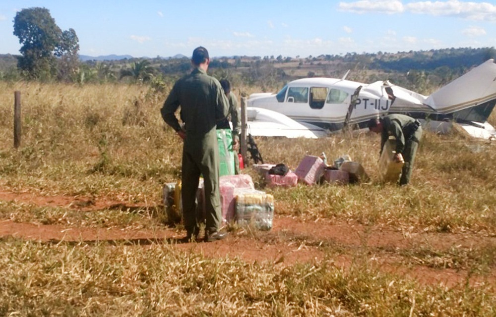 Ir para  <p>Um avi&atilde;o bimotor com cerca de 500 quilos de coca&iacute;na foi interceptado neste domingo no interior de Goi&aacute;s, por um avi&atilde;o A-29 Super Tucano da For&ccedil;a A&eacute;rea Brasileira (FAB). A...