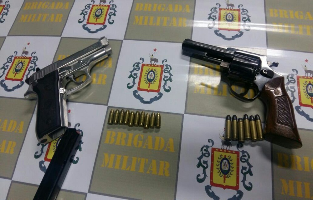 Ir para  <p>Dois homens que haviam chegado ao bairro durante a semana e estavam a servi&ccedil;o de um traficante, segundo denuncias, foram presos em flagrante por policiais militares no fim da noite deste s&aacute;bado(24), quando...