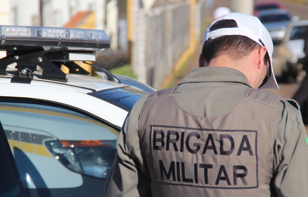 Ir para  <p>Um homem de 36 anos acusado por estupro e com mandado de pris&atilde;o expedido pela Justi&ccedil;a foi detido pela Brigada Militar no munic&iacute;pio de Aratiba. Os policiais flagraram o&nbsp;suspeito na rua e efetuaram...