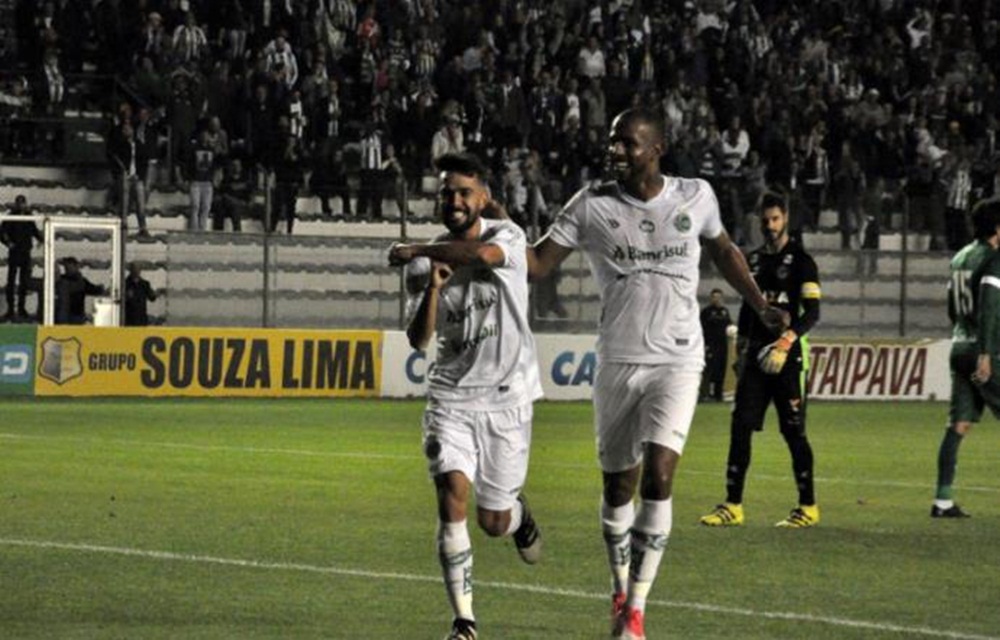 Ir para  <p>Contando com duas falhas do goleiro Marcelo Rangel, o Juventude retomou a lideran&ccedil;a do Campeonato Brasileiro da S&eacute;rie B nesta ter&ccedil;a-feira ao derrotar o Goi&aacute;s por 3 a 0, no est&aacute;dio...