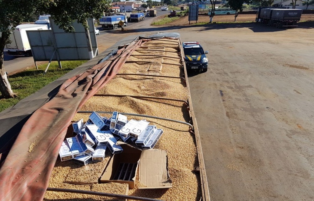 Ir para  <p>Uma carreta com placas de Irani foi apreendida pela Pol&iacute;cia Rodovi&aacute;ria Federal com cigarros de contrabando. A ocorr&ecirc;ncia foi registrada na manh&atilde; desta quarta-feira na BR-163, em...